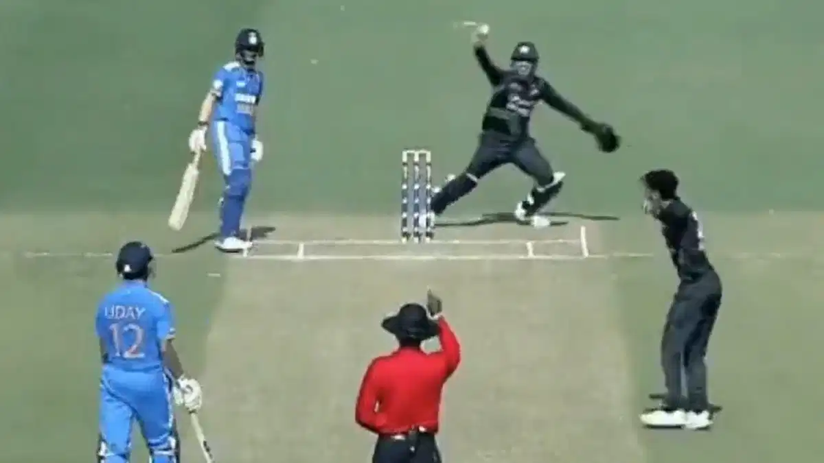 Video: शर्त लगा लो नहीं देखा होगा ऐसा कैच, पाकिस्तानी खिलाड़ी ने अपने पैरों से लपका हैरतअंगेज कैच, देखते रह गए भारतीय बल्लेबाज